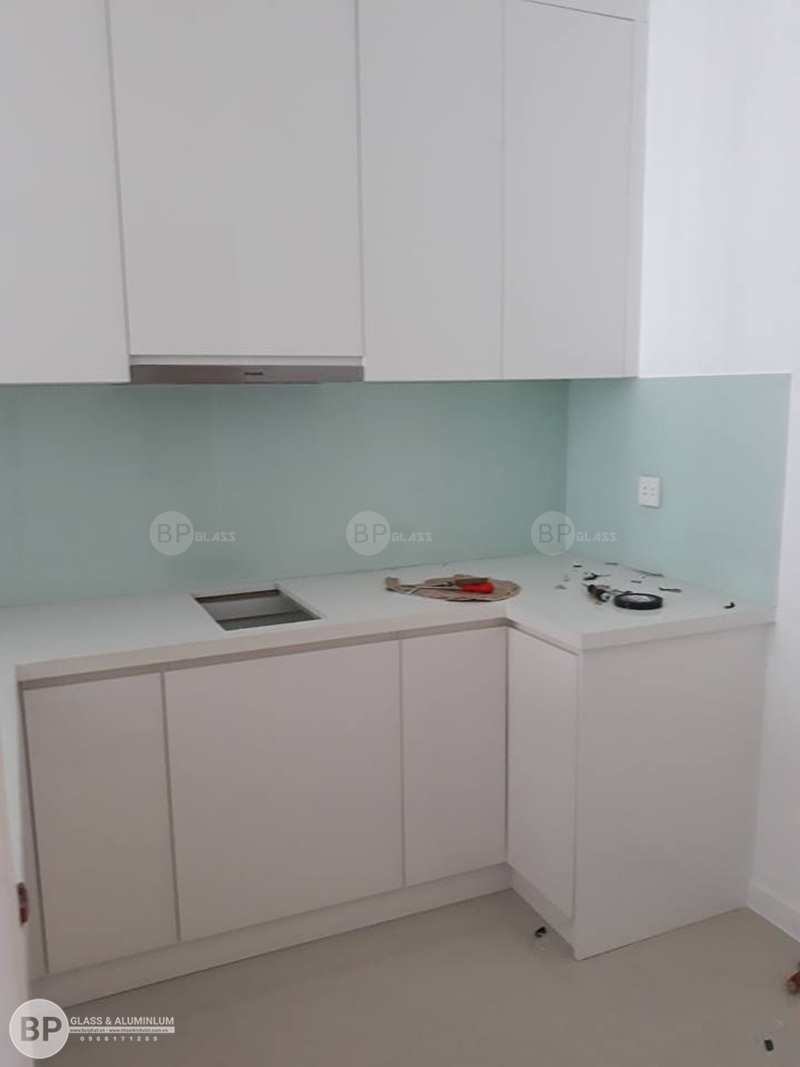 Kính bếp màu trắng xanh nhà anh Sơn Quận 2, HCM